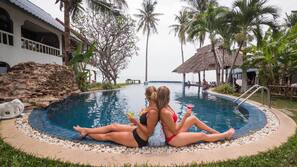 Una piscina al aire libre, tumbonas