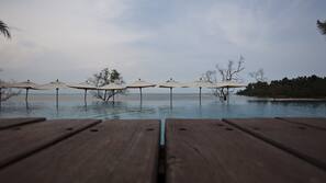 Privatstrand, Liegestühle, Sonnenschirme, Strandtücher