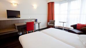 Een minibar, een kluis op de kamer, een bureau
