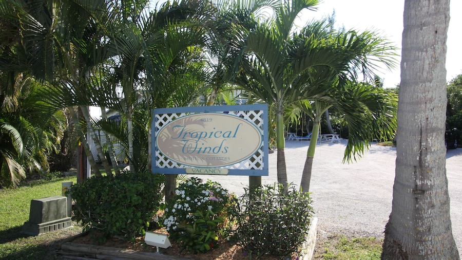 Tropical Winds Motel & Cottages