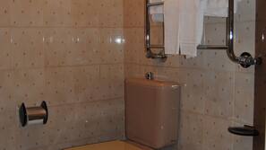 Douche à « effet pluie », articles de toilette gratuits, sèche-cheveux