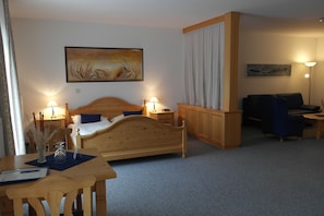 Suite | Minibar, in-room safe, blackout drapes, soundproofing