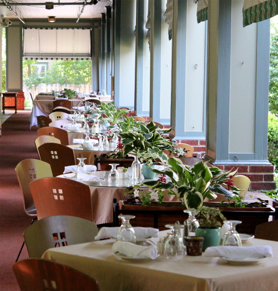 Dining, Roycroft Inn