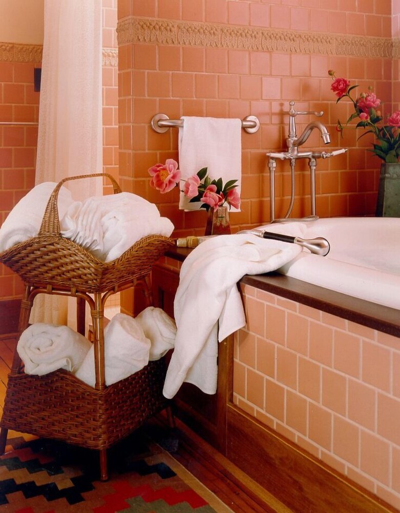 Deep soaking bathtub, Roycroft Inn