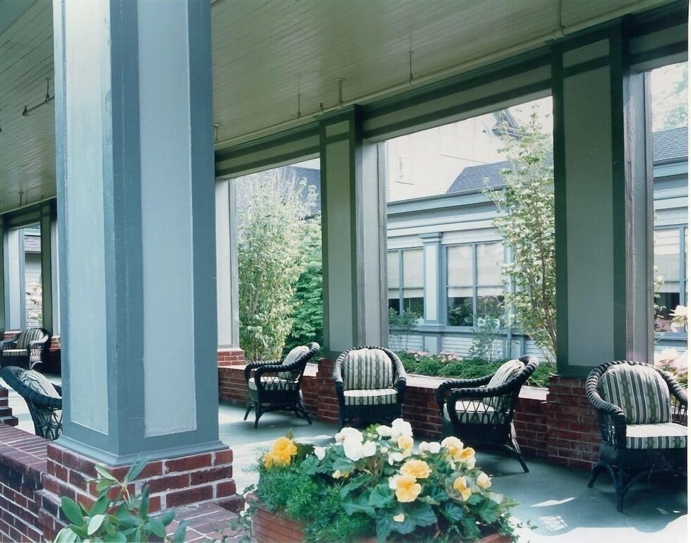 Terrace/patio, Roycroft Inn