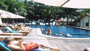 Piscine extérieure, parasols de plage, chaises longues