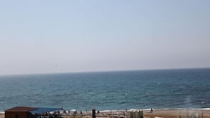 Chaises longues, parasols, serviettes de plage, beach-volley