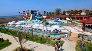 5 piscines extérieures, parasols de plage, chaises longues