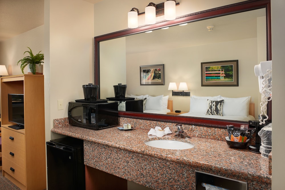 Garibaldi House Inn & Suites