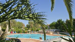 Piscine extérieure (ouverte en saison), parasols de plage