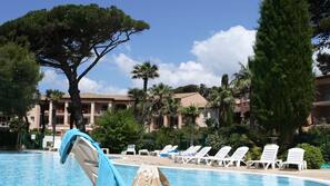 Piscine extérieure (ouverte en saison), parasols de plage