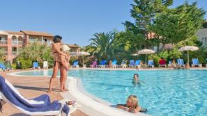 Piscine extérieure (ouverte en saison), parasols de plage