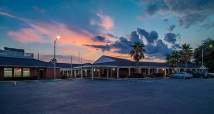 Winton Inn & Suites