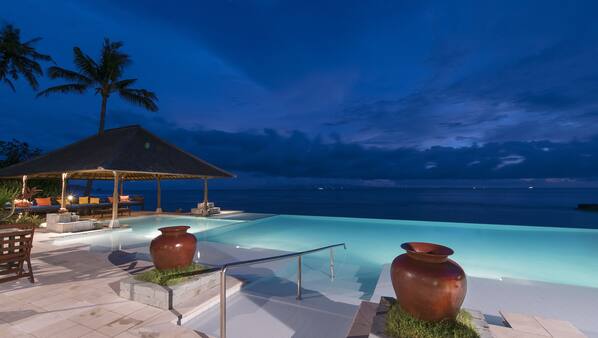 2 outdoor pools, open 7:30 AM to 9:00 PM, free pool cabanas