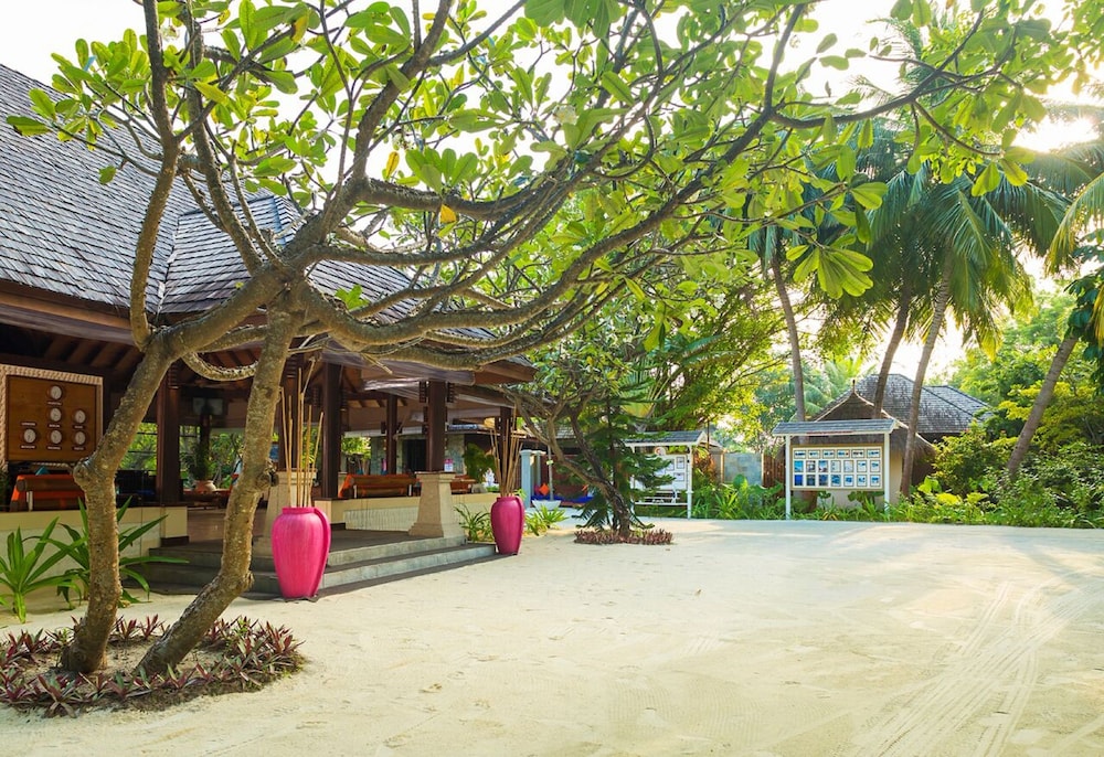 Olhuveli Beach Spa Maldives 2018 Room Prices 207 Deals View From Hotel Featured Image Reception