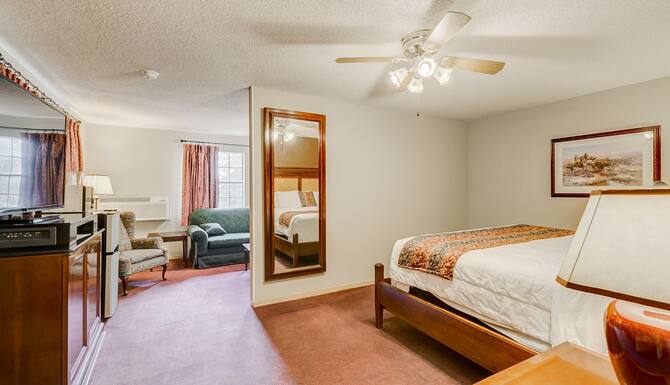 Plantation Inn In Granbury Tx Expedia