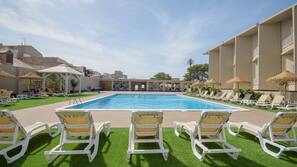 Piscina externa, guarda-sóis, espreguiçadeiras