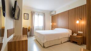 Ropa de cama de alta calidad, caja fuerte, escritorio y cortinas opacas