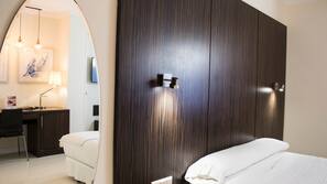 Ropa de cama de alta calidad, caja fuerte, escritorio y cortinas opacas