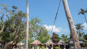 Plage, chaises longues, parasols, serviettes de plage