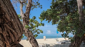 Plage, chaises longues, parasols, serviettes de plage