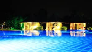 Piscine extérieure, chaises longues