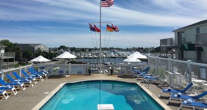 Anchor In Distinctive Waterfront Lodging