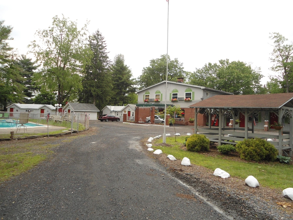 Flower Field Inn Cottages In Stroudsburg Cheap Hotel Deals
