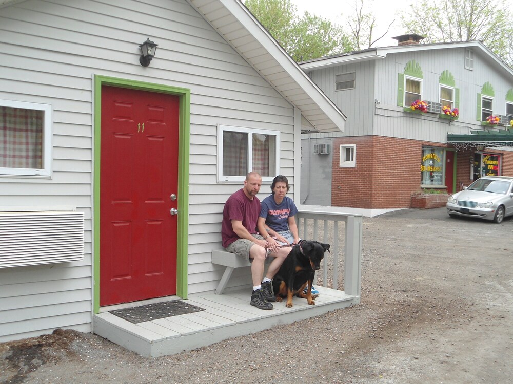 Flower Field Inn Cottages In Stroudsburg Cheap Hotel Deals