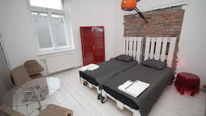Premium bedding, desk, iron/ironing board, free WiFi