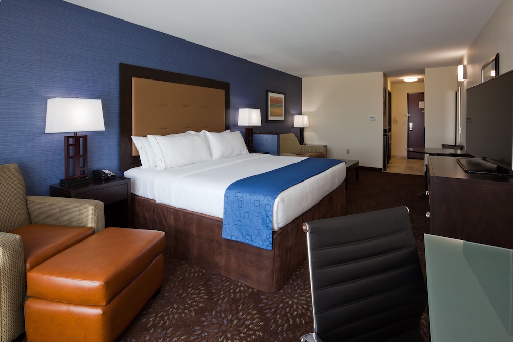 Room, Holiday Inn Express Hotel & Suites Fort Dodge, an IHG Hotel