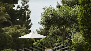 Piscine couverte, piscine extérieure, parasols de plage, chaises longues
