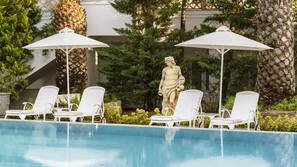 Piscine couverte, piscine extérieure, parasols de plage, chaises longues