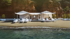 Plage privée, chaises longues, parasols, serviettes de plage