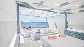 Plage privée, chaises longues, parasols, serviettes de plage