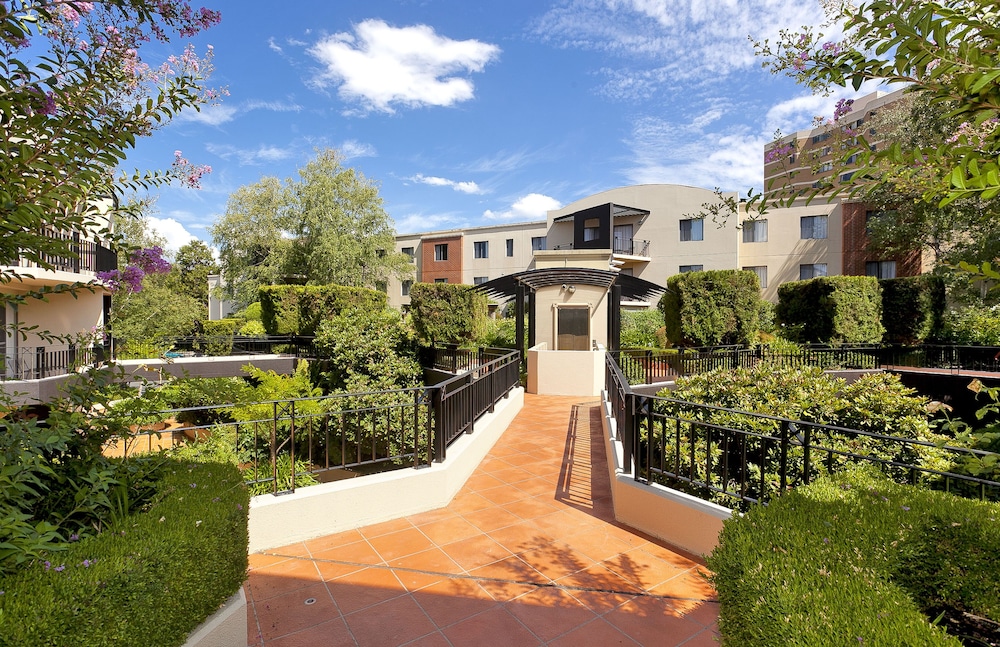 Astra Apartments - The Griffin