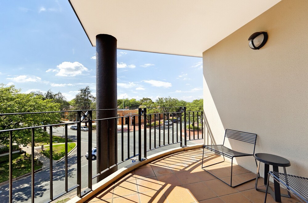 Astra Apartments - The Griffin