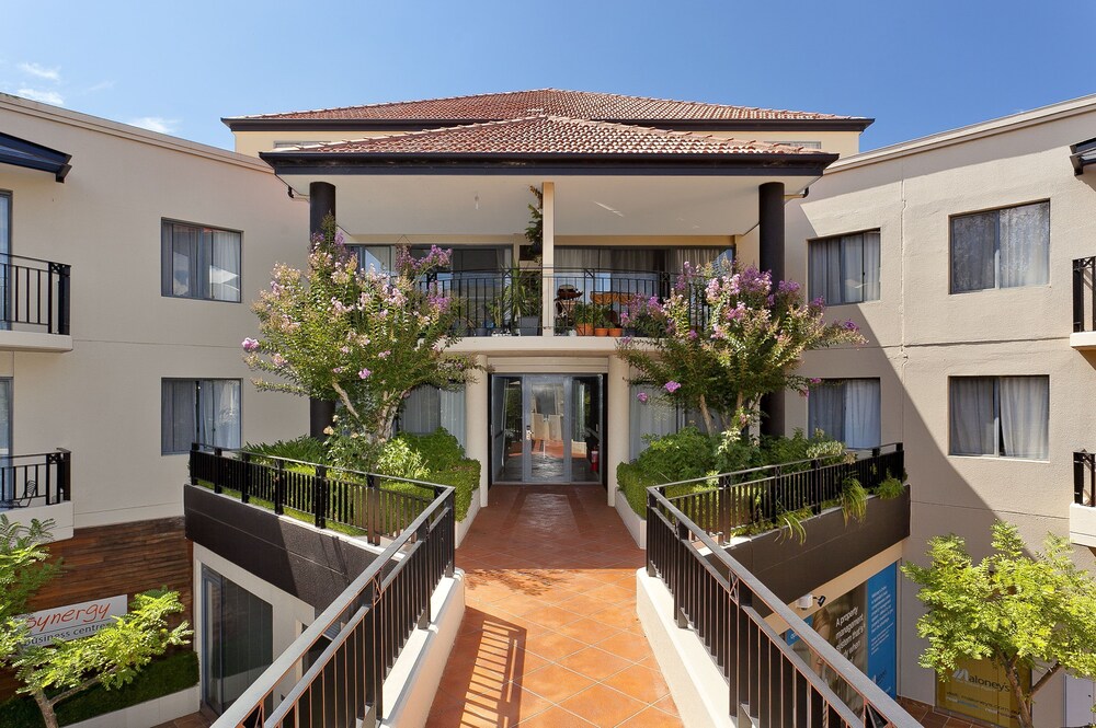 Astra Apartments - The Griffin