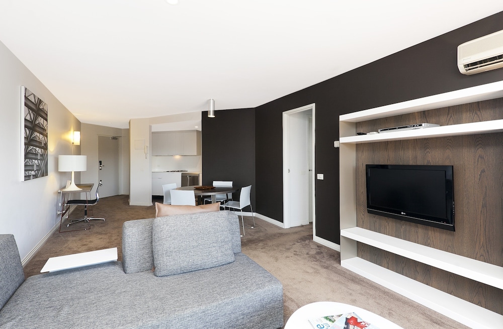 Astra Apartments - The Griffin