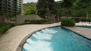 Outdoor spa bath