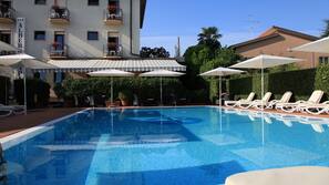 Piscina stagionale all'aperto, ombrelloni da piscina, lettini