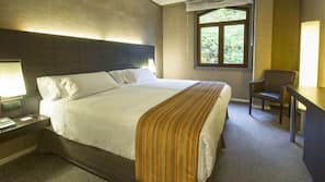 Minibar, escritorio, tabla de planchar con plancha y wifi gratis
