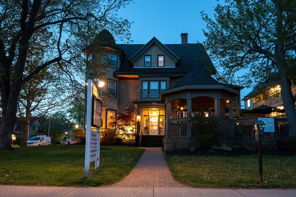 Book Dundee Arms, Charlottetown Room Deals | Hotwire