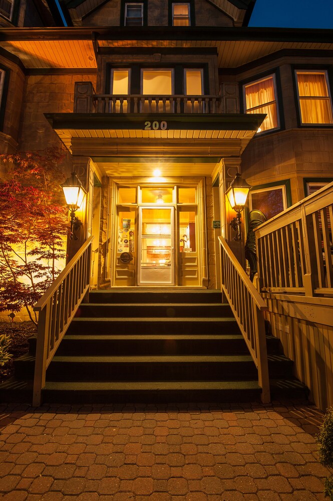Book Dundee Arms, Charlottetown Room Deals | Hotwire
