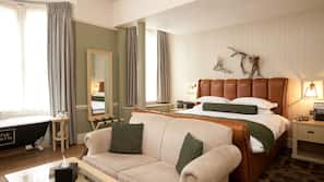 Egyptian cotton sheets, premium bedding, minibar, desk
