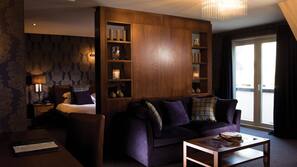 Hypo-allergenic bedding, minibar, desk, iron/ironing board