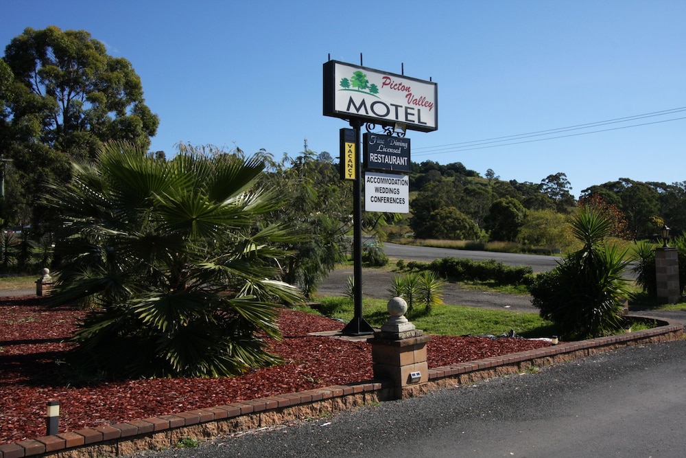 Property entrance, Picton Valley Motel