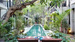 Kolam renang outdoor, dengan kursi berjemur