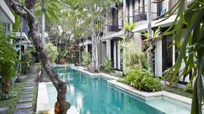 Kolam renang outdoor, dengan kursi berjemur