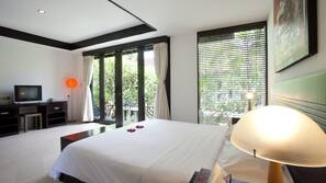 1 kamar tidur, minibar, brankas, dan meja kerja